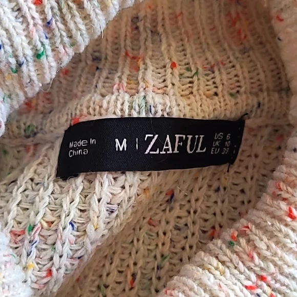 ⭐ $5 ⭐  Destroyed/Frayed Cream Turtleneck Sweater Size Medium - Picture 5 of 10